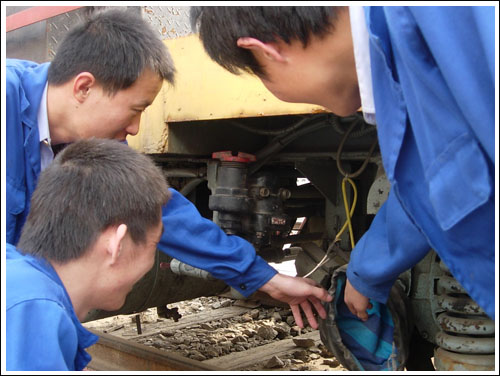 石家莊鐵路中職學校軌道車檢測 石家莊鐵路技校實訓課展示 學校圖片 第20張