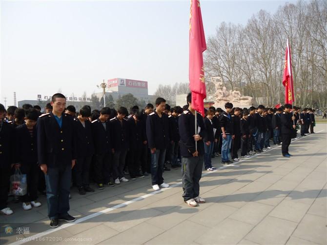 石家莊鐵路技校掃墓 4月5日，石家莊鐵路技校組織學(xué)生到烈士陵園掃墓 學(xué)校圖片