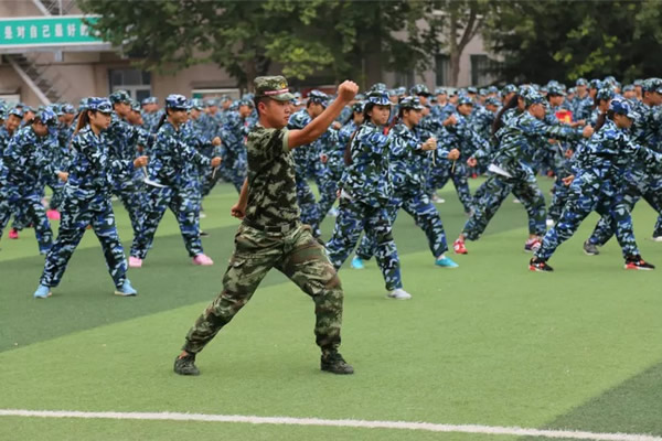 鐵路技校新生軍訓(xùn)匯演圖片 石家莊鐵路職業(yè)學(xué)校2015年軍訓(xùn) 學(xué)校圖片 第5張