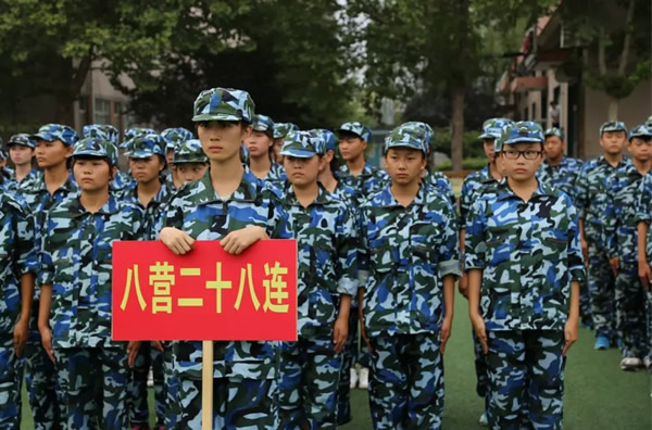 鐵路技校新生軍訓(xùn)匯演圖片 石家莊鐵路職業(yè)學(xué)校2015年軍訓(xùn) 學(xué)校圖片 第3張