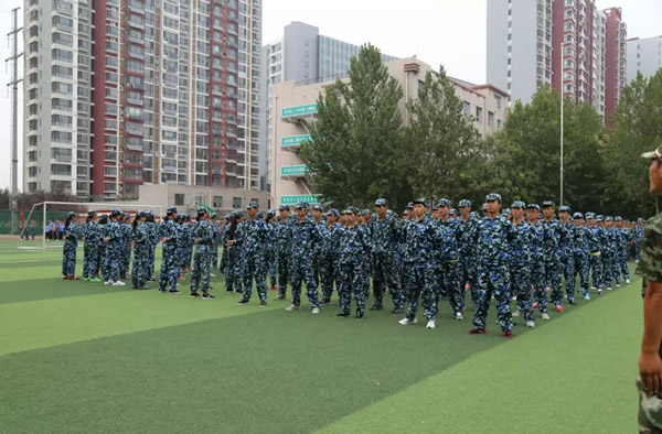 石家莊鐵路職業(yè)技工學(xué)校2015年新生軍訓(xùn)圖片 石家莊鐵路職業(yè)學(xué)校2015年軍訓(xùn) 學(xué)校圖片 第2張