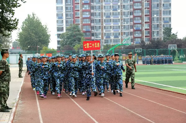 石家莊鐵路職業(yè)技工學(xué)校2015年新生軍訓(xùn)圖片 石家莊鐵路職業(yè)學(xué)校2015年軍訓(xùn) 學(xué)校圖片 第1張