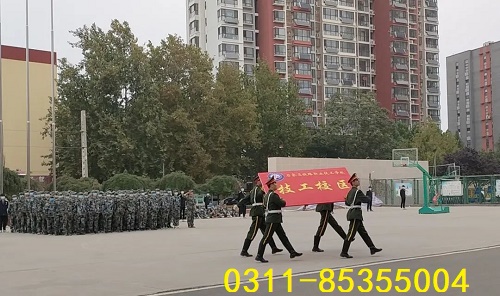  石家莊鐵路學(xué)校2021級軍訓(xùn)匯演匯報 學(xué)校圖片 第2張